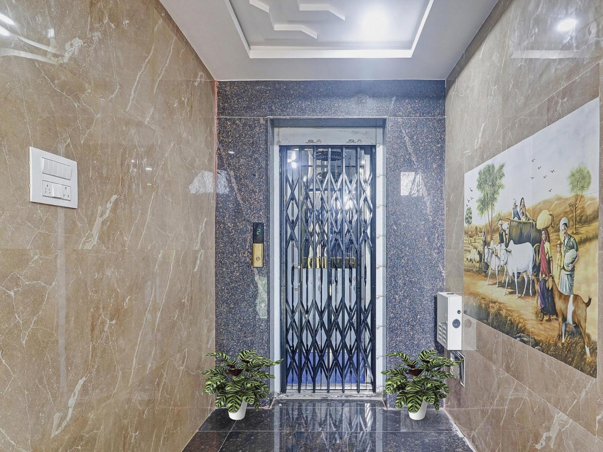 Super Capital O Srinika Inn Gachibowli Екстер'єр фото